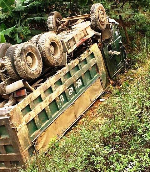 Xe tải đâm nát đầu xe con, 3 người thương vong ảnh 1