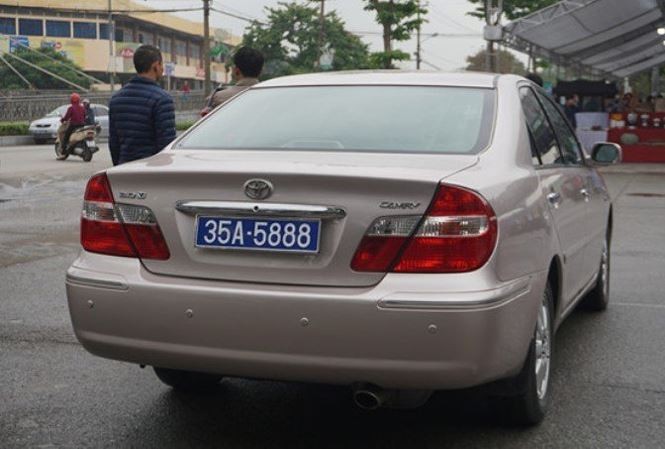 HĐND Ninh Bình xác minh vụ xe công dùng 2 biển xanh ảnh 1