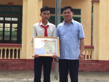 Khen thưởng nam sinh lớp 9 cứu sống 3 học sinh bị đuối nước ảnh 1