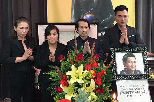 Thi hài nghệ sĩ Anh Vũ được bạn đưa về Việt Nam vào ngày 9/4 ảnh 1