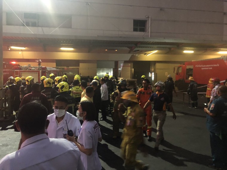 Hỏa hoạn tại trung tâm Central World: Hai nạn nhân nhảy xuống từ tầng 8 ảnh 1