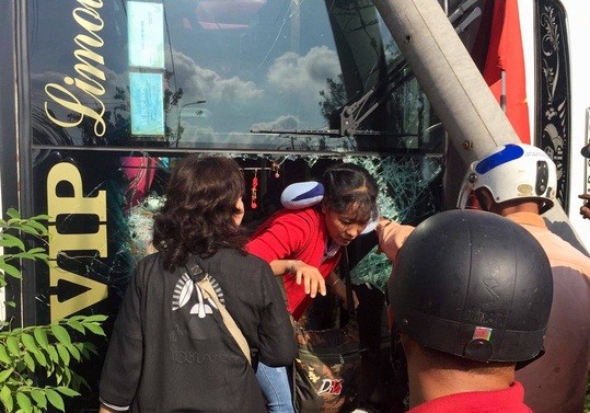 40 người mắc kẹt trong xe khách lật nghiêng ven quốc lộ ảnh 1