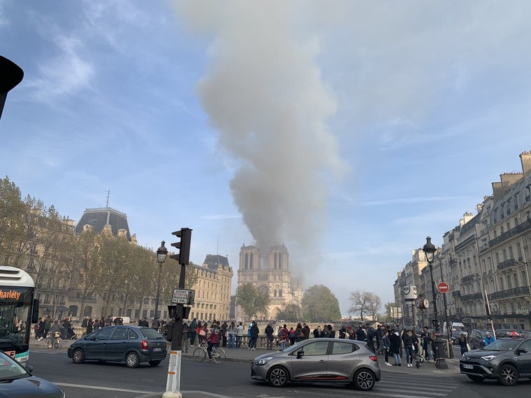 Cháy lớn chưa rõ nguyên nhân tại Nhà thờ Đức Bà Paris ảnh 2