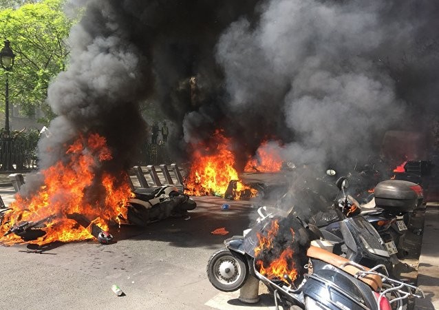 Phe Áo vàng tuần hành, khói lửa lại xuất hiện trên đường phố Paris ảnh 2