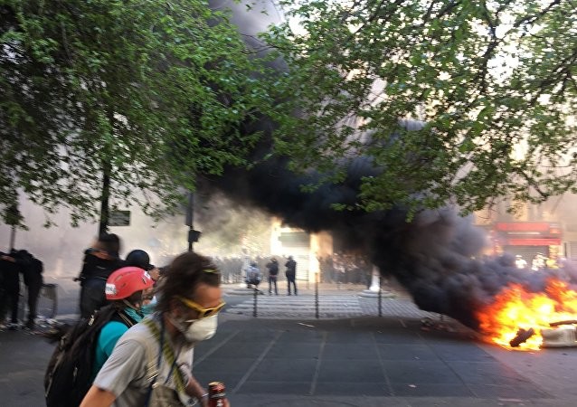 Phe Áo vàng tuần hành, khói lửa lại xuất hiện trên đường phố Paris ảnh 4