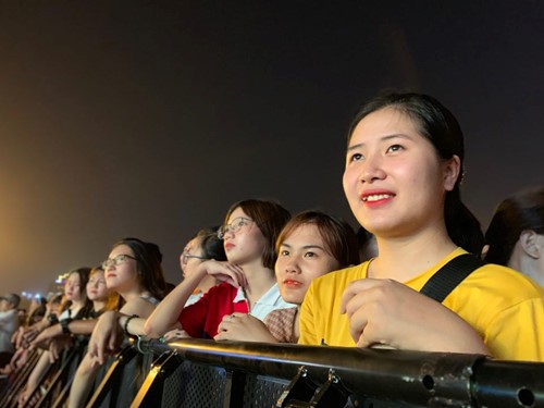 Người dân Hà Nội phấn khích khi 'mục sở thị' màn biểu diễn của xe đua F1 ảnh 1