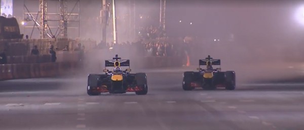 Người dân Hà Nội phấn khích khi 'mục sở thị' màn biểu diễn của xe đua F1 ảnh 4