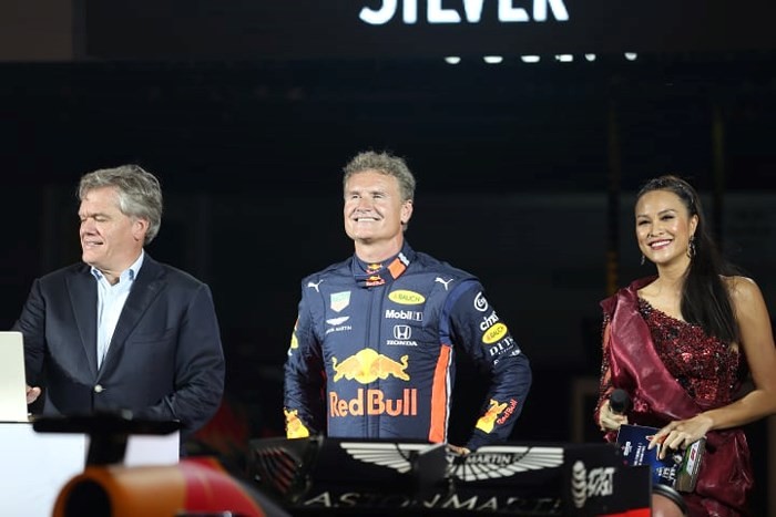 Người dân Hà Nội phấn khích khi 'mục sở thị' màn biểu diễn của xe đua F1 ảnh 2