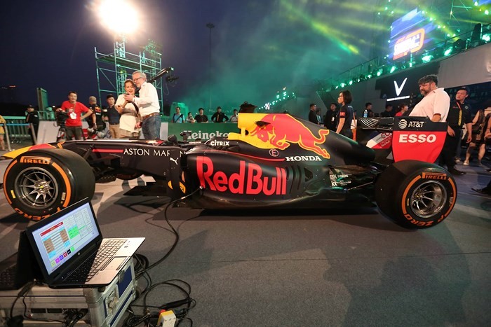 Người dân Hà Nội phấn khích khi 'mục sở thị' màn biểu diễn của xe đua F1 ảnh 3