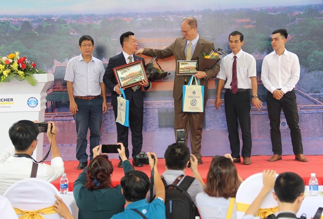 Du khách ấn tượng trước diện mạo mới của Ngọ Môn Huế ảnh 1