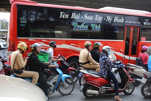 Ảnh: Cửa ngõ Hà Nội đông nghẹt người và xe trước kỳ nghỉ lễ ảnh 4