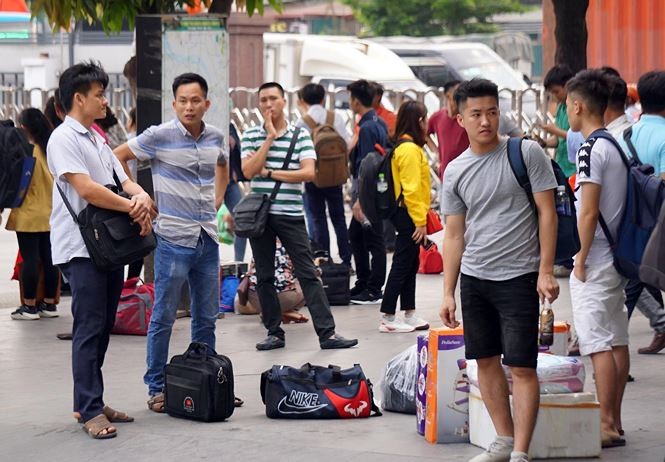 Ảnh: Cửa ngõ Hà Nội đông nghẹt người và xe trước kỳ nghỉ lễ ảnh 3