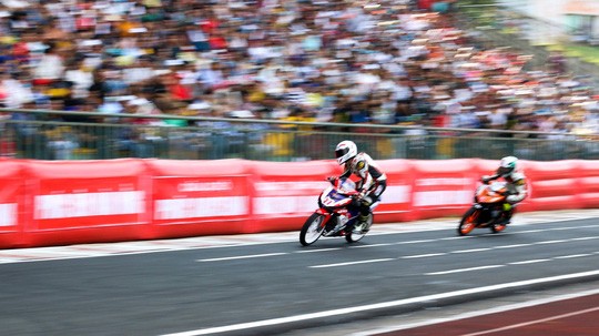 Các tay đua mô tô hâm nóng không khí thành phố Cần Thơ ảnh 1