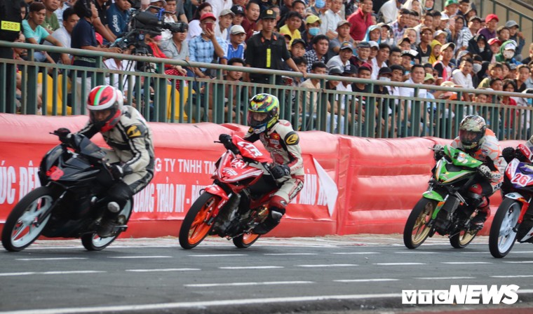 Các tay đua mô tô hâm nóng không khí thành phố Cần Thơ ảnh 3