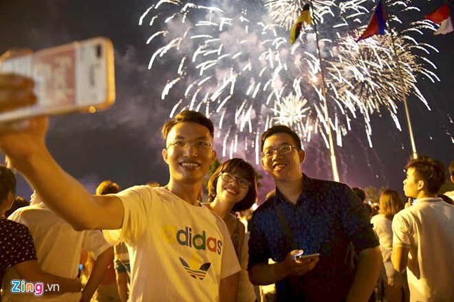 Thành phố Hồ Chí Minh rực rỡ trong ánh sáng pháo hoa đêm 30/4 ảnh 4