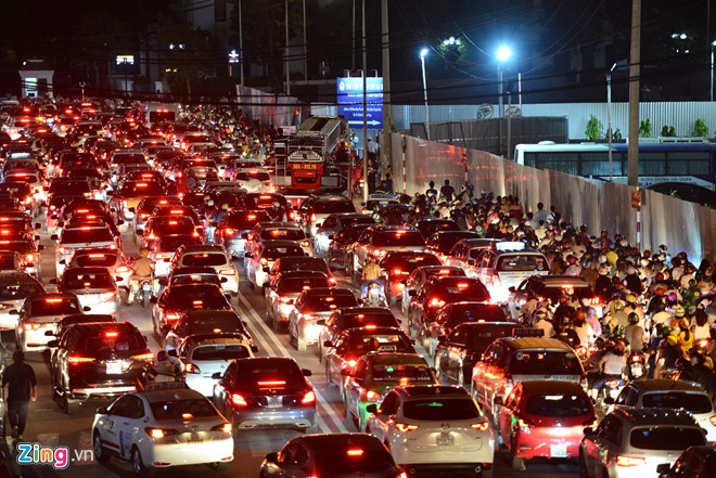 Thành phố Hồ Chí Minh rực rỡ trong ánh sáng pháo hoa đêm 30/4 ảnh 1