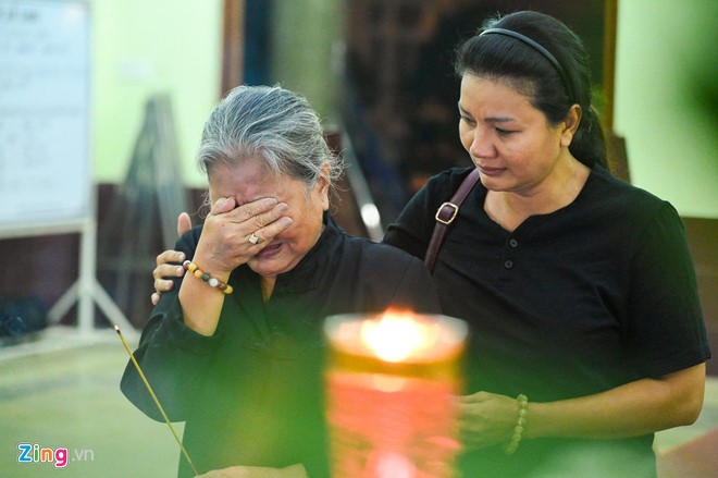 Người thân và nghệ sĩ bật khóc tại lễ tang nghệ sĩ Lê Bình ảnh 9