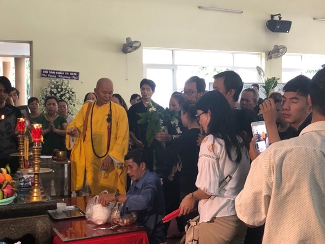 Người thân và nghệ sĩ bật khóc tại lễ tang nghệ sĩ Lê Bình ảnh 11