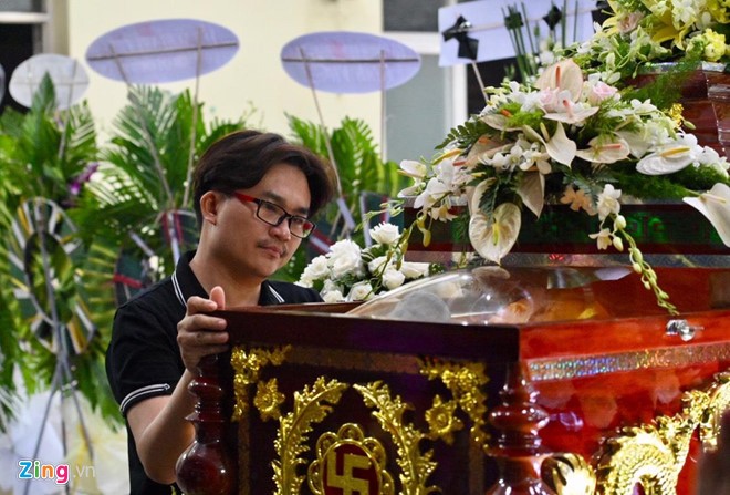 Người thân và nghệ sĩ bật khóc tại lễ tang nghệ sĩ Lê Bình ảnh 4