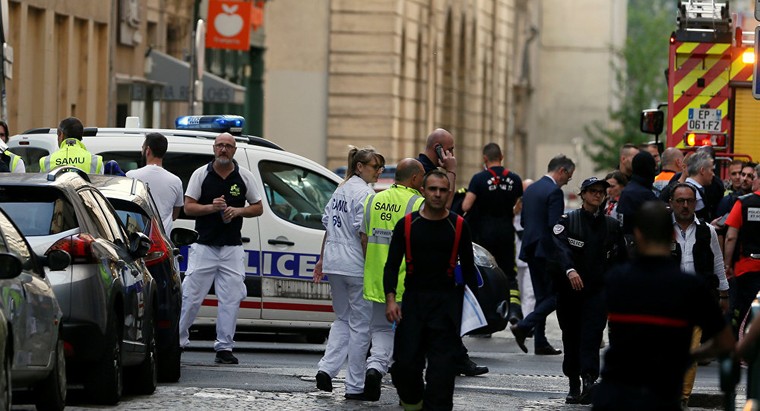 Pháp: Công bố nhân dạng nghi phạm đánh bom tại Lyon làm 13 người bị thương ảnh 2