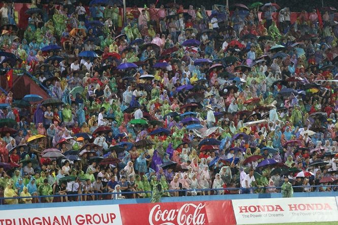 Người dân Phú Thọ đội mưa cổ vũ đội tuyển U23 Việt Nam ảnh 3