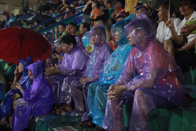 Người dân Phú Thọ đội mưa cổ vũ đội tuyển U23 Việt Nam ảnh 5