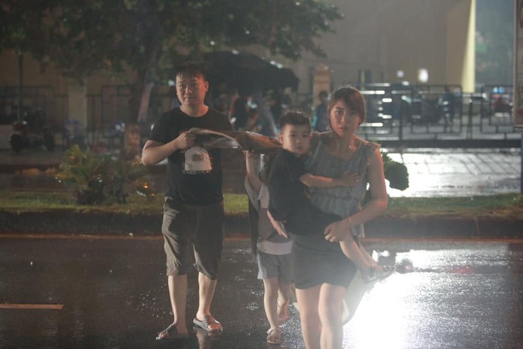 Người dân Phú Thọ đội mưa cổ vũ đội tuyển U23 Việt Nam ảnh 7