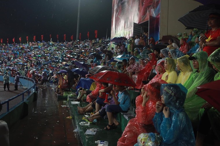 Người dân Phú Thọ đội mưa cổ vũ đội tuyển U23 Việt Nam ảnh 6