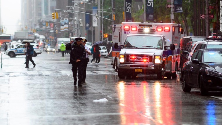 Trực thăng rơi xuống nóc nhà cao tầng ở New York khi trời mưa to ảnh 1
