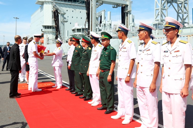 Chiến hạm Nhật Bản, Canada, Pháp thăm Việt Nam ảnh 4