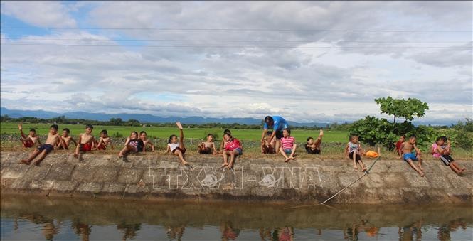 Lớp học bơi miễn phí trên kênh thủy lợi ảnh 1