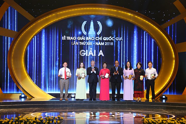 Thủ tướng tham dự lễ trao Giải Báo chí Quốc gia năm 2018 ảnh 1