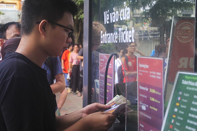 Phụ huynh và sĩ tử chen chân thắp hương tại Văn Miếu trước 'giờ G' ảnh 2