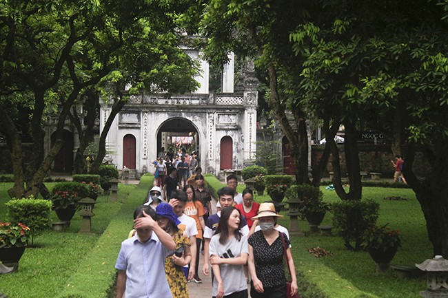 Phụ huynh và sĩ tử chen chân thắp hương tại Văn Miếu trước 'giờ G' ảnh 3