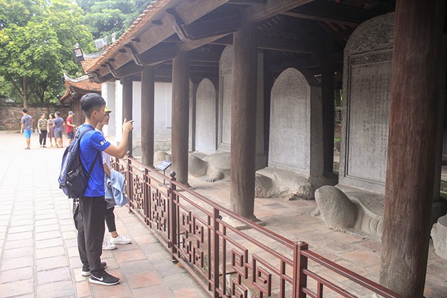 Phụ huynh và sĩ tử chen chân thắp hương tại Văn Miếu trước 'giờ G' ảnh 4