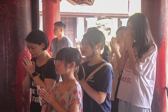 Phụ huynh và sĩ tử chen chân thắp hương tại Văn Miếu trước 'giờ G' ảnh 9