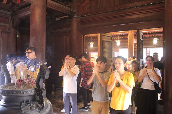 Phụ huynh và sĩ tử chen chân thắp hương tại Văn Miếu trước 'giờ G' ảnh 10