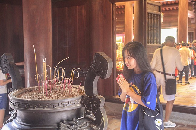 Phụ huynh và sĩ tử chen chân thắp hương tại Văn Miếu trước 'giờ G' ảnh 11