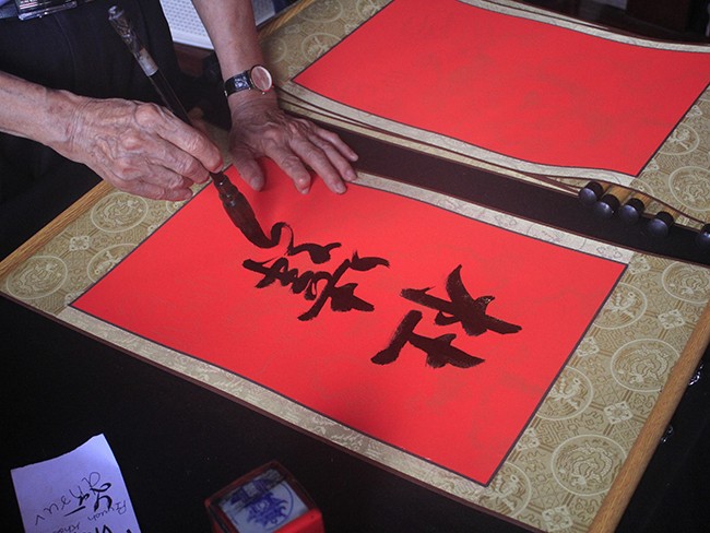 Phụ huynh và sĩ tử chen chân thắp hương tại Văn Miếu trước 'giờ G' ảnh 12