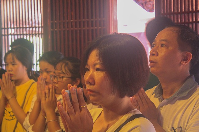 Phụ huynh và sĩ tử chen chân thắp hương tại Văn Miếu trước 'giờ G' ảnh 6