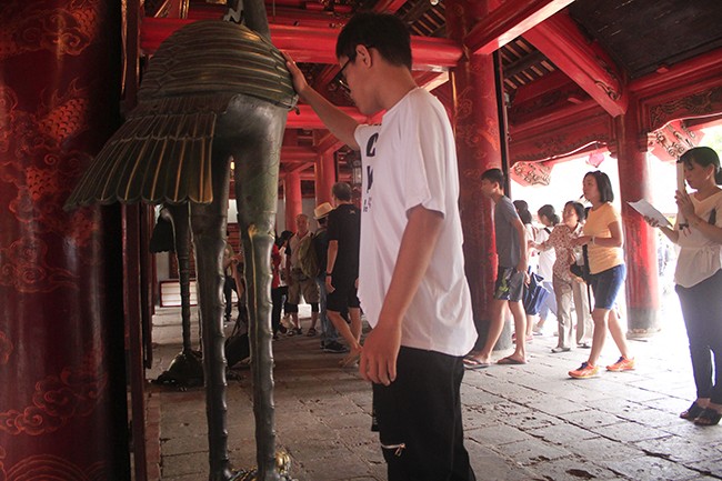 Phụ huynh và sĩ tử chen chân thắp hương tại Văn Miếu trước 'giờ G' ảnh 5