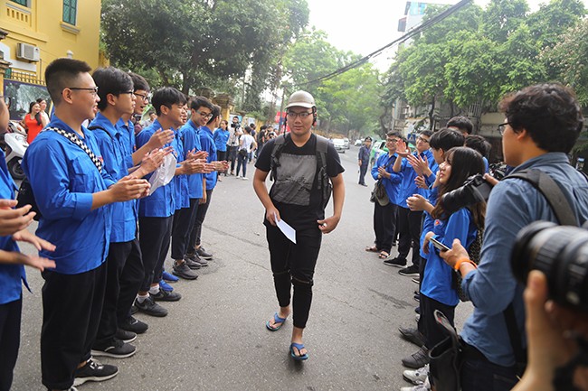 Phụ huynh mệt mỏi, thí sinh phấn khởi trong buổi sáng thi môn Ngữ văn ảnh 8