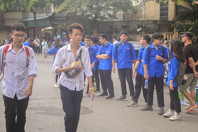 Phụ huynh mệt mỏi, thí sinh phấn khởi trong buổi sáng thi môn Ngữ văn ảnh 6