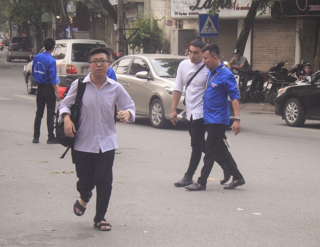 Phụ huynh mệt mỏi, thí sinh phấn khởi trong buổi sáng thi môn Ngữ văn ảnh 7