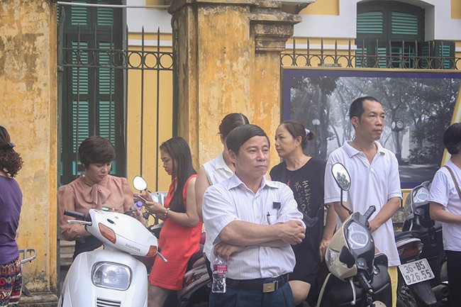 Phụ huynh mệt mỏi, thí sinh phấn khởi trong buổi sáng thi môn Ngữ văn ảnh 5