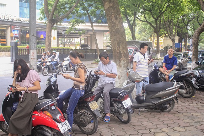 Phụ huynh mệt mỏi, thí sinh phấn khởi trong buổi sáng thi môn Ngữ văn ảnh 10