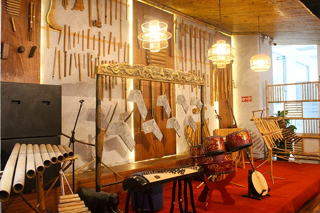 Lạc bước vào 'bảo tàng' nhạc cụ truyền thống giữa lòng Hà Nội ảnh 7