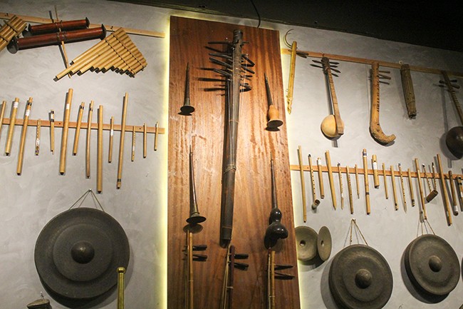 Lạc bước vào 'bảo tàng' nhạc cụ truyền thống giữa lòng Hà Nội ảnh 2