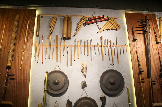 Lạc bước vào 'bảo tàng' nhạc cụ truyền thống giữa lòng Hà Nội ảnh 3