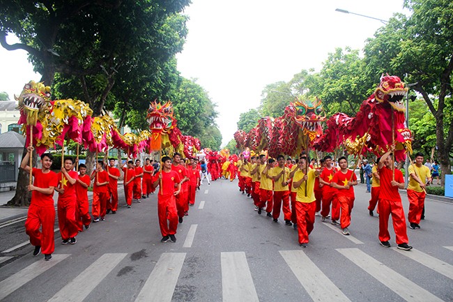Phố đi bộ Hà Nội hóa sân khấu Carnaval kỷ niệm 20 năm 'Thành phố vì hòa bình' ảnh 1